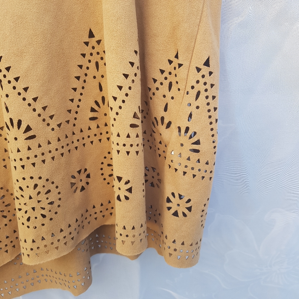 3/$15 TAN SUEDE FEEL TEE ๐ - Picture 3 of 4